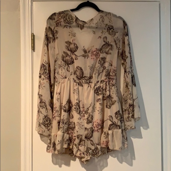 NWT. Floral and flowy romper. - Picture 4 of 6